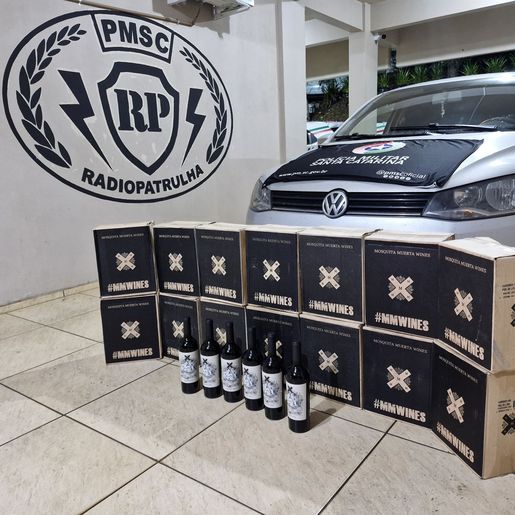 PM apreende carro com 90 garrafas de vinho contrabandeadas na BR-282, em Maravilha