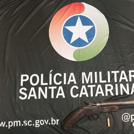 Crianças encontram arma escondida perto de salão comunitário em Guaraciaba