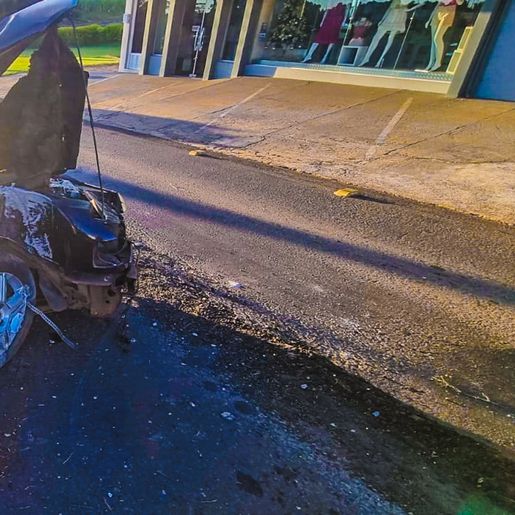 Condutor foge após colidir com o carro em poste na Willy Barth