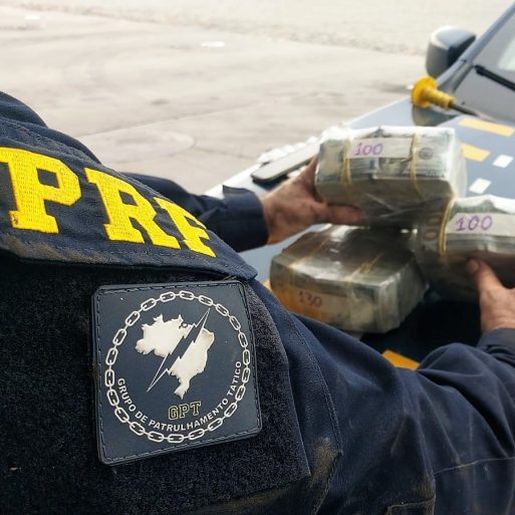 Polícia encontra fortuna escondida em fundo falso de carro em SC