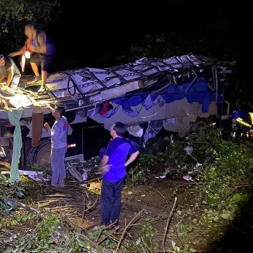 Ônibus cai em ribanceira, deixa 10 mortos e 21 feridos no Paraná
