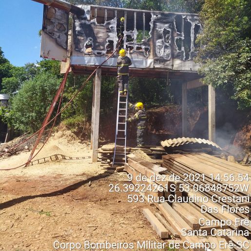 Incêndio em depósito de maravalha mobiliza bombeiros
