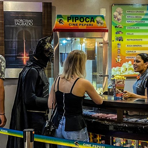 Jovem fantasiado de Batman assiste filme no Cine Peperi; fotos