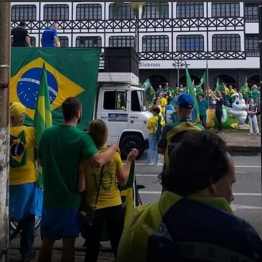 Cidades de SC registram manifestações contra e a favor de Bolsonaro no Dia do Trabalhador