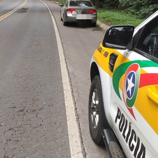 Polícia procura por homem suspeito de assalto na região