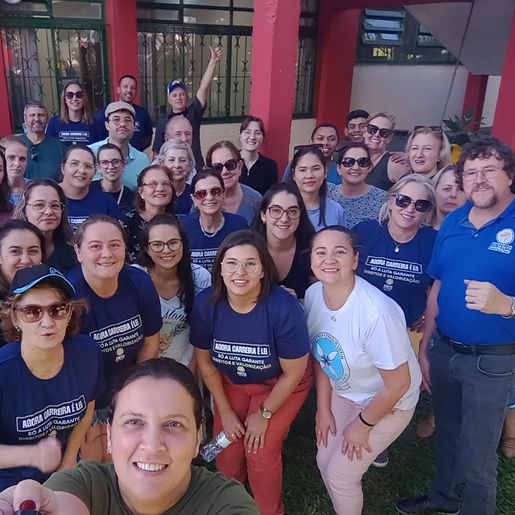 Professores realizam manifestação em frente à CRE de SMOeste