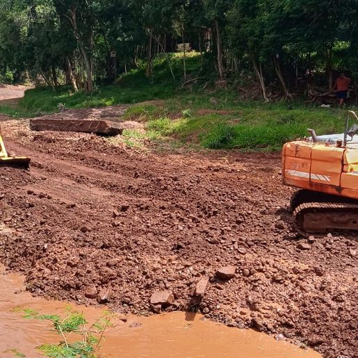 Seguem as obras de construção das cabeceiras para a nova ponte