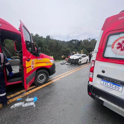 Colisão frontal envolvendo carro de SMO resulta em três mortos na BR 282