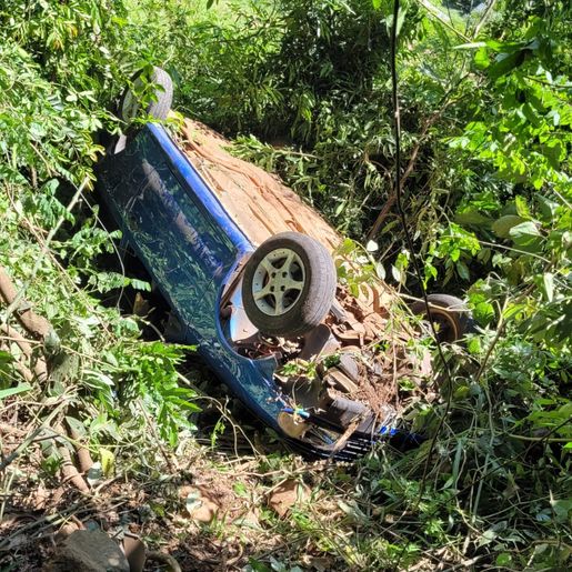Motorista fica ferida ao capotar carro em ribanceira em Guaraciaba