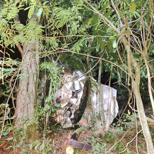 Carro sai da pista e cai em ribanceira de 40 metros na BR-163