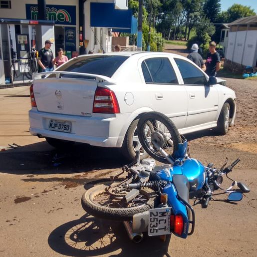 Rapaz fica ferido em colisão de carro e moto no centro de Iporã do Oeste