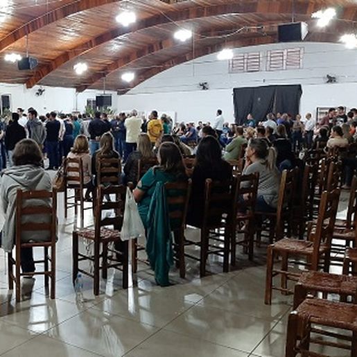 Quatro jovens mortas em acidente são veladas em cerimônia coletiva