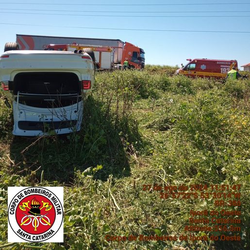 Condutor sofre ferimentos em saída de pista seguida de capotamento na SC-163
