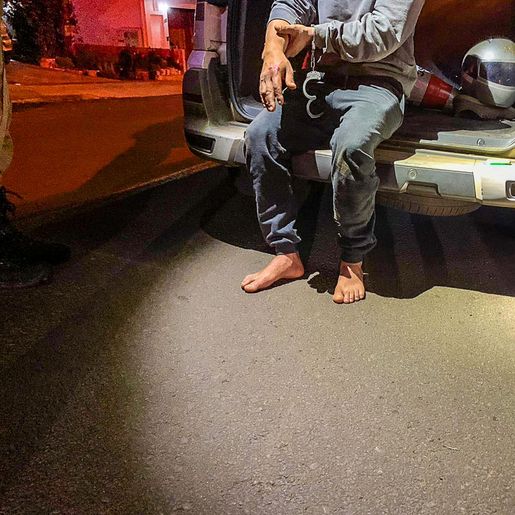 Motociclista com drogas cai ao tentar fugir da PM e fica ferido em SMOeste