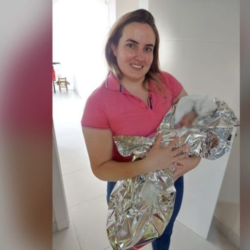 Mulher dá à luz no tapete de casa e bombeiros ajudam por telefone, em Chapecó