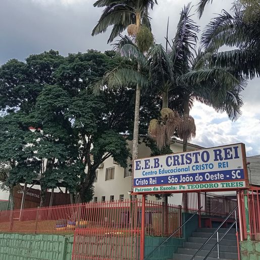 Escola de São João do Oeste comemora 80 anos com lançamento de dois livros