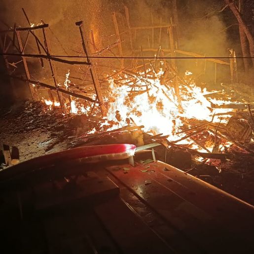 Galpão é destruído por incêndio no interior de Riqueza