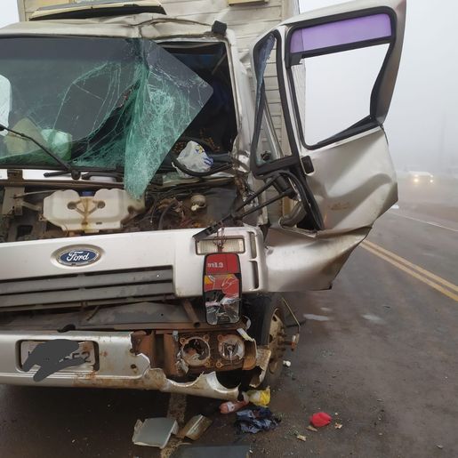 Acidente entre caminhões deixa motorista preso às ferragens