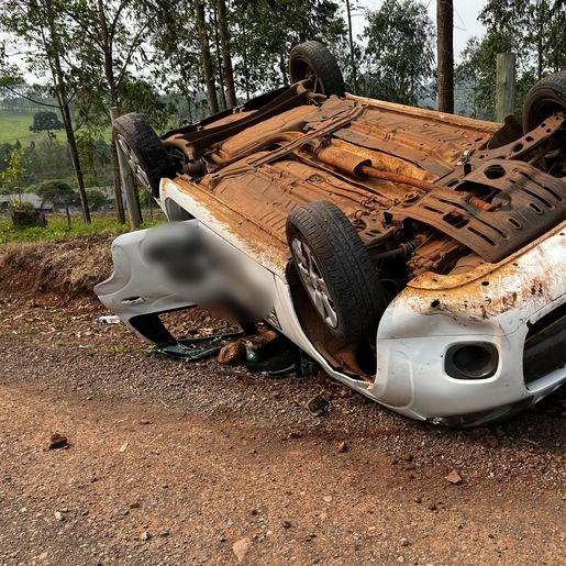 Mulher fica ferida em capotamento no interior de São Miguel do Oeste