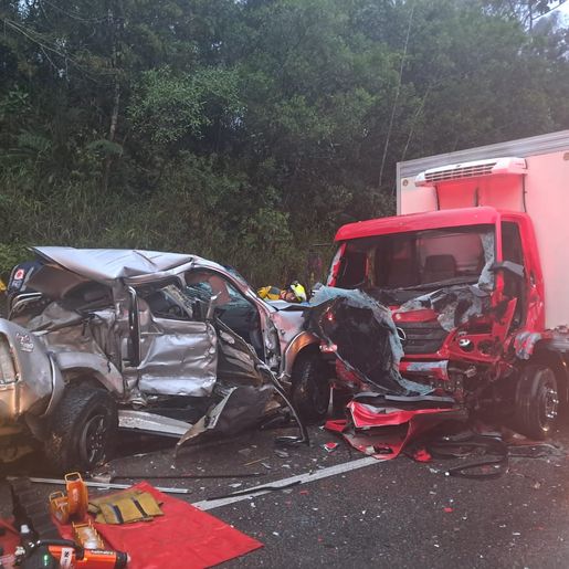 Pai e filho morrem em grave acidente entre caminhonete e caminhão na BR-282