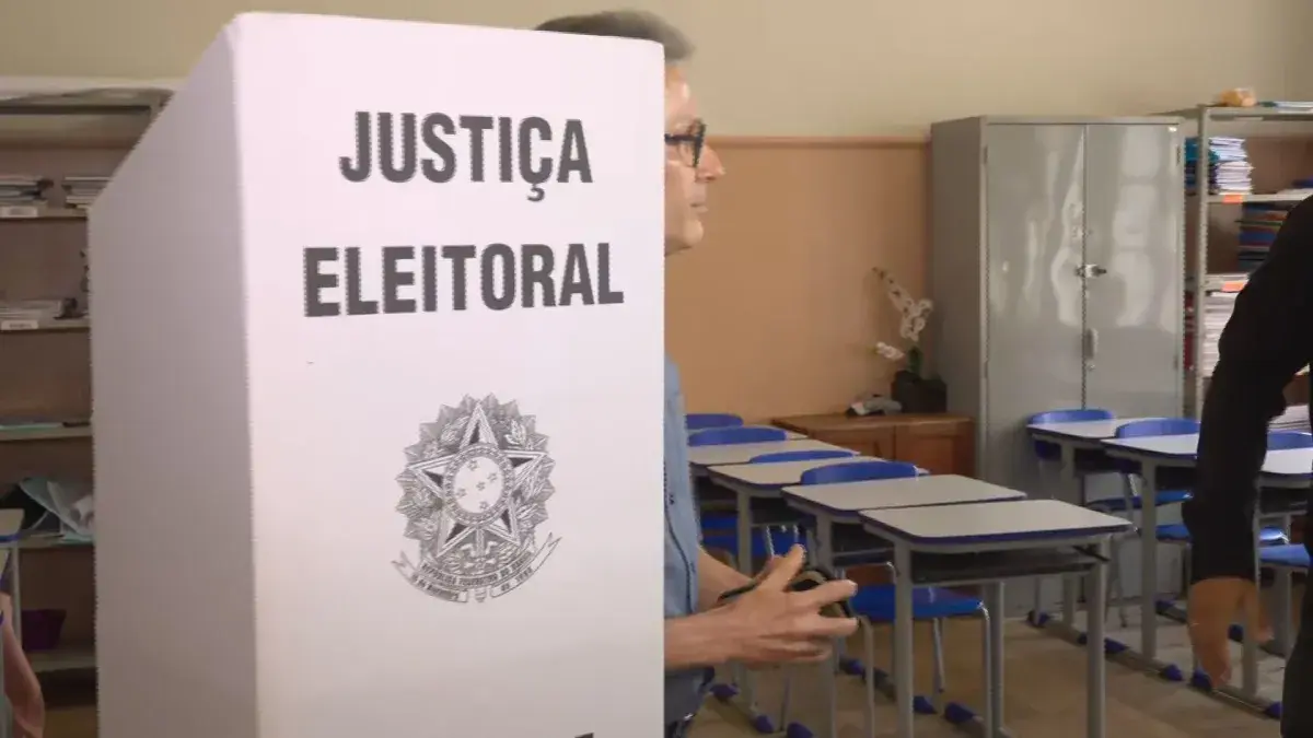 MP Eleitoral denuncia Zema por entrar com celular na cabine de votação