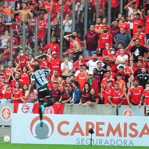 Grêmio domina, goleia o Inter e vence o Gre-Nal no Beira-Rio