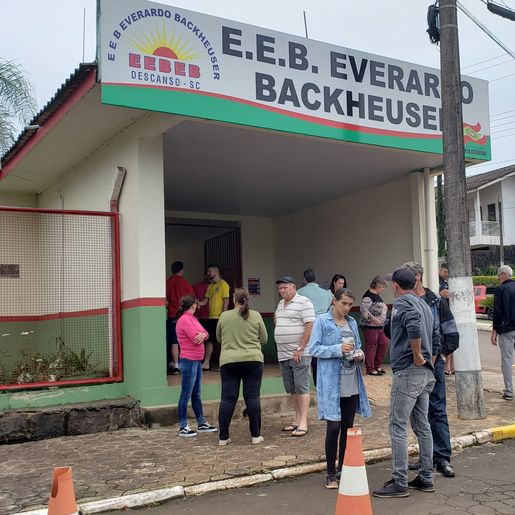 Filas são registradas no maior colégio eleitoral de Descanso