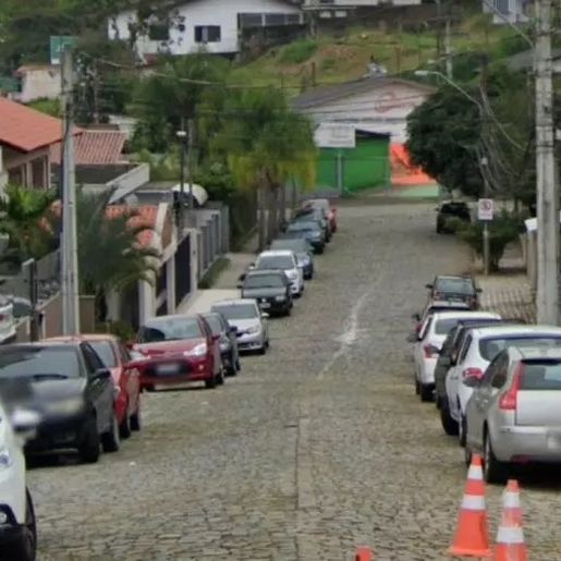 Em busca de cofre e ouro, casa é alvo de assalto à mão armada em Blumenau