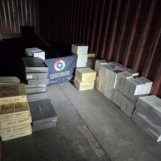 Polícia Militar apreende carga de vinho argentino na BR-282, em Iraceminha