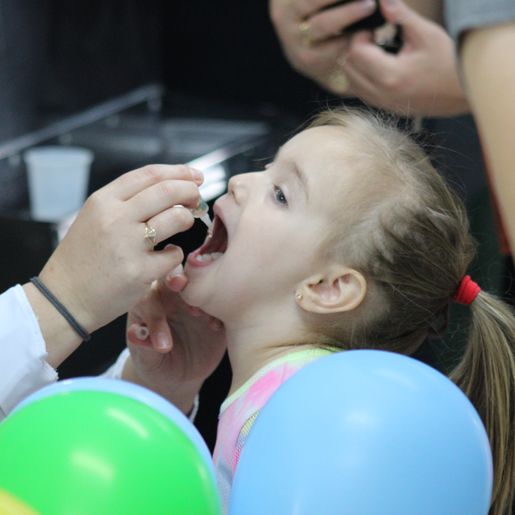 Campanha de vacinação contra poliomielite imuniza crianças em SMOeste