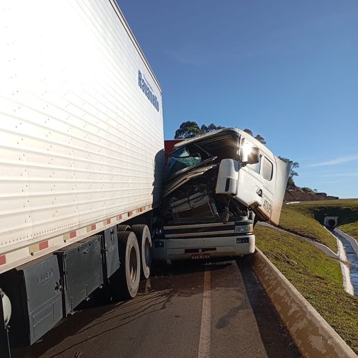 Colisão traseira entre dois caminhões bloqueia BR-158, em Cunha Porã