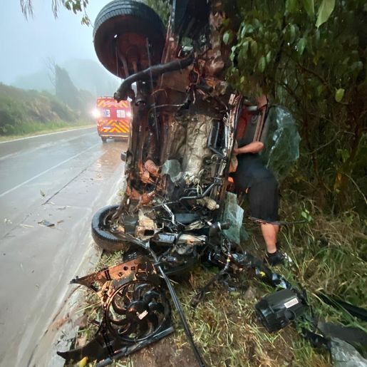 Caminhonete capota após sair da pista e colidir com árvore em Guaraciaba