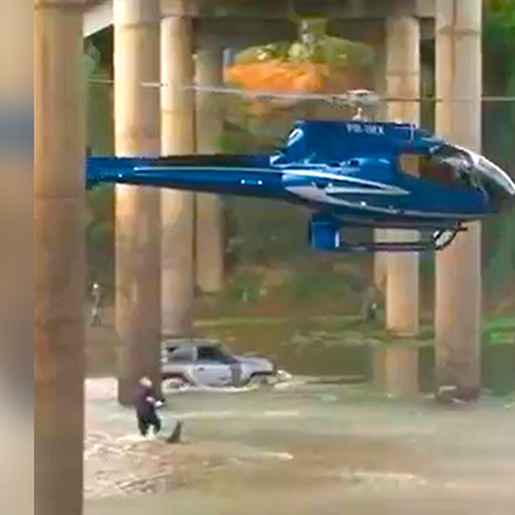 VÍDEO: Helicóptero passa embaixo de ponte em Santa Catarina