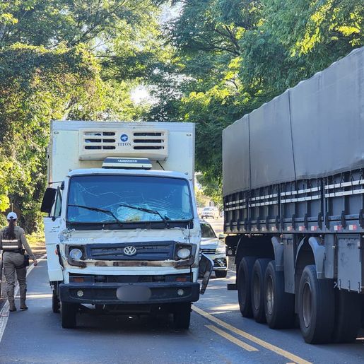 Motorista fica ferido em acidente entre caminhões na SC-163