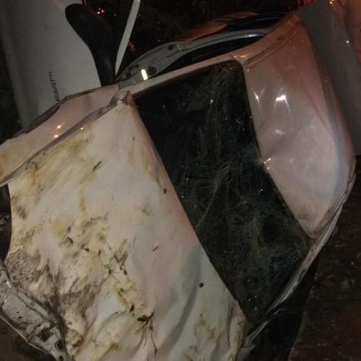 Carro acaba no meio de residências em saída de pista