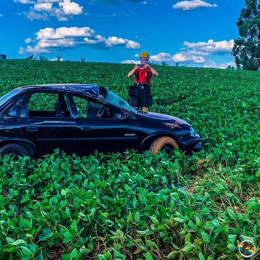 Capotamento deixa mulher ferida em São Miguel do Oeste; assista ao vídeo