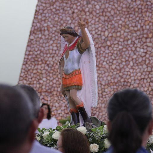 Mais de mil fiéis participam de missa em homenagem a São Miguel Arcanjo