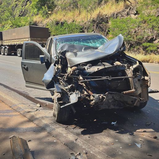 Acidente entre caminhonete e carreta na BR-282 deixa um ferido