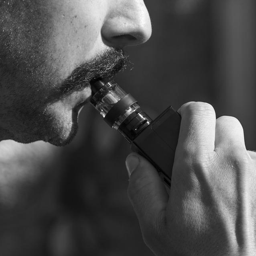 Cigarros eletrônicos podem ser proibidos em praças e lugares fechados de SC