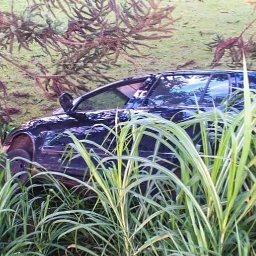 Carro sai da pista e cai em barranco na Willy Barth
