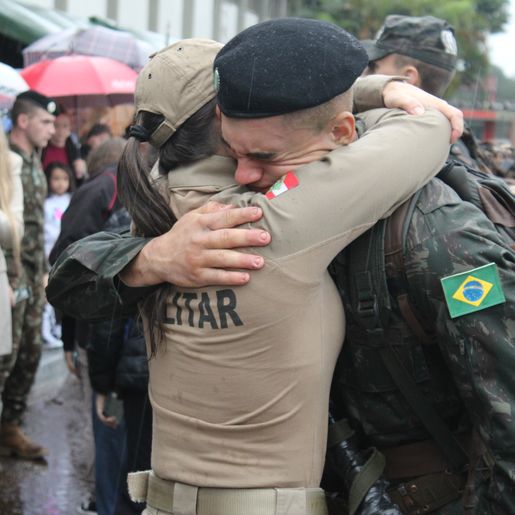 Exército entrega boinas pretas aos novos soldados em São Miguel do Oeste
