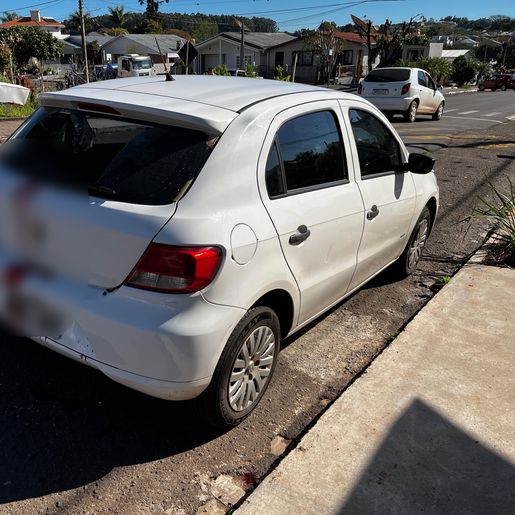 Jovem fica ferido em colisão de bicicleta contra carro estacionado em SMOeste