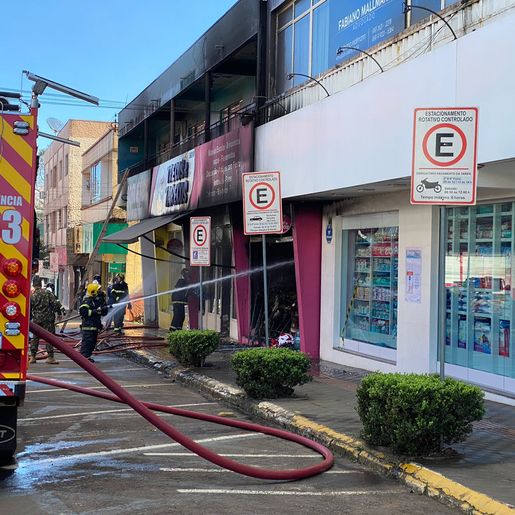 Incêndio se alastra e atinge duas empresas no centro de SMO