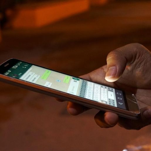 Luz emitida por telas de celulares e computadores pode acelerar envelhecimento