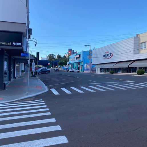 População atende pedidos e movimento nas ruas é baixo