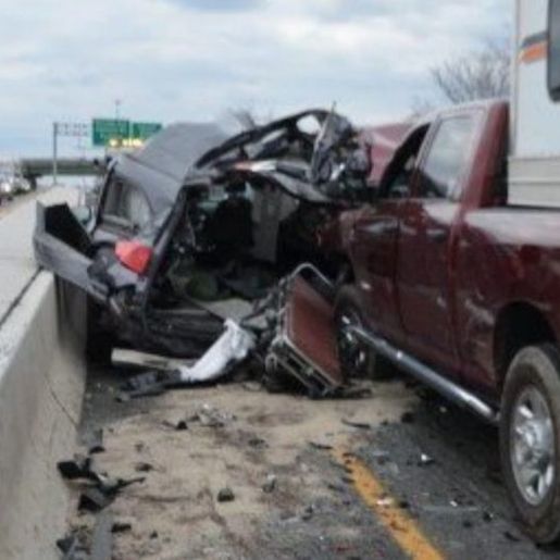 Carro de funerária se envolve em engavetamento e cadáver vai parar no meio da rodovia
