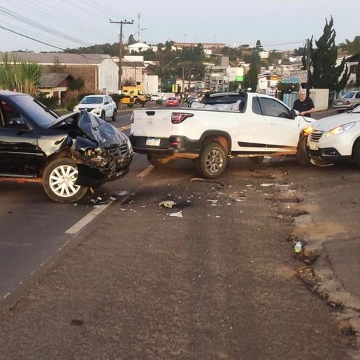Acidente com três veículos deixa dois feridos leves em Descanso
