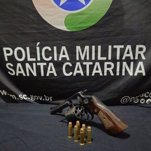 Polícia Militar apreende armas de fogo e prende dois homens em Descanso