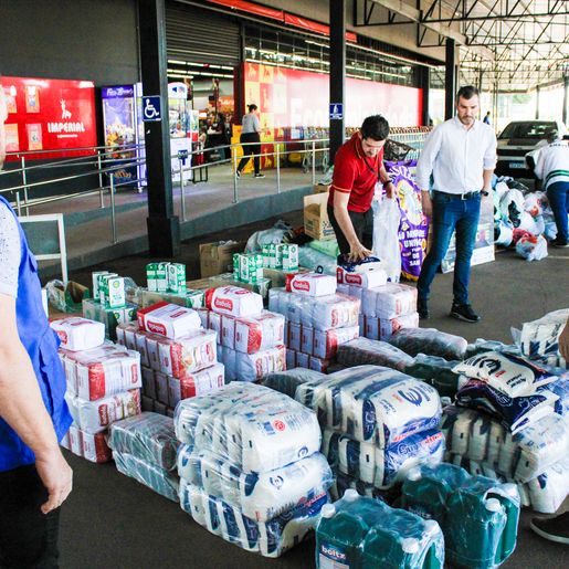 Imperial Supermercados distribui peças de roupas e uma tonelada de alimentos