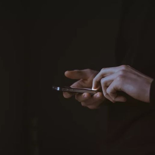 Homem que ameaçou divulgar conteúdo íntimo da própria mãe é condenado em SC